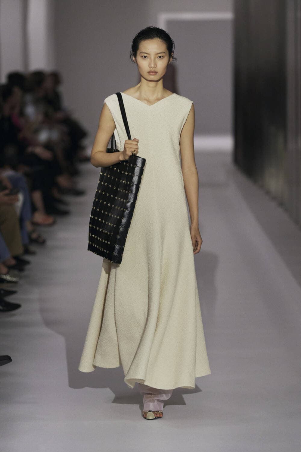 ワンピース KHAITE SS25 (54963002 W3002625) Khaite: Ready-To-Wear SS25 - 10 Magazine USA